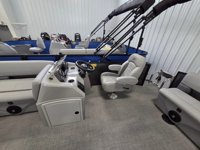 Slide: The Image of Bentley Pontoons LE 160 CR 2026 - 11