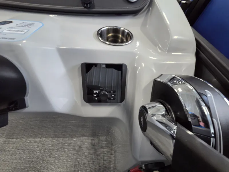 Slide: The Image of Bentley Pontoons LE 160 CR 2026 - 13