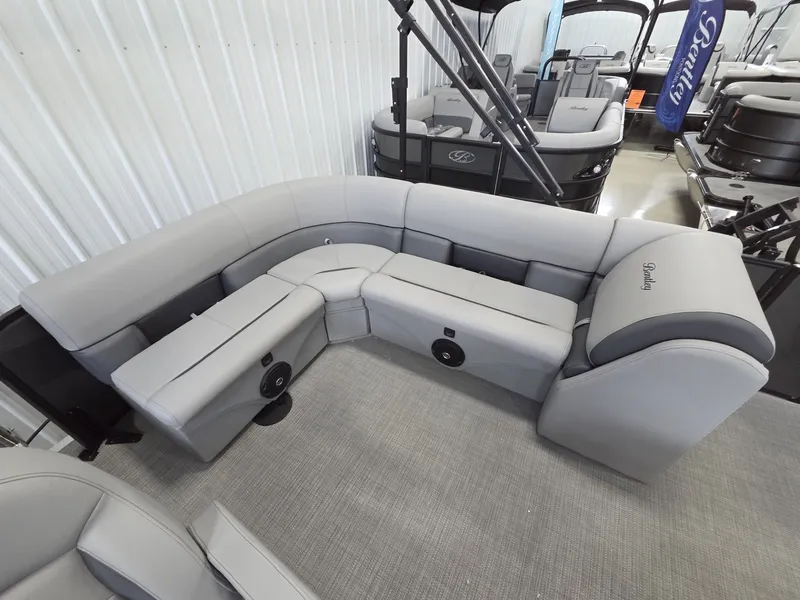 Slide: The Image of Bentley Pontoons LE 160 CR 2026 - 14