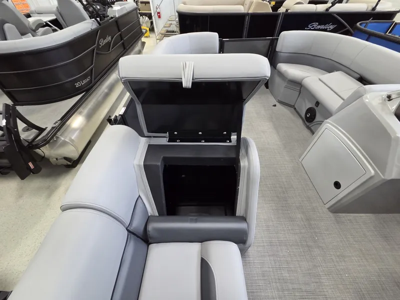 Slide: The Image of Bentley Pontoons LE 160 CR 2026 - 15