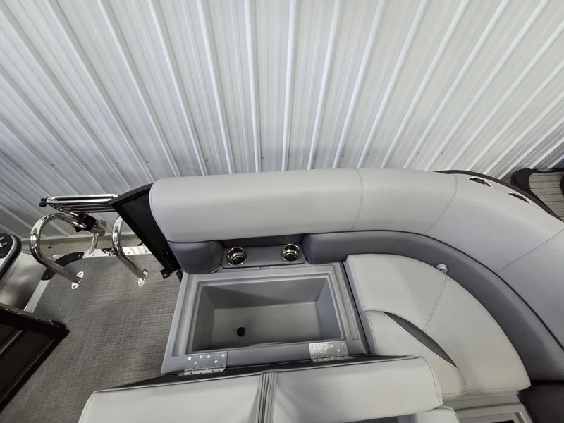 Slide: The Image of Bentley Pontoons LE 160 CR 2026 - 16