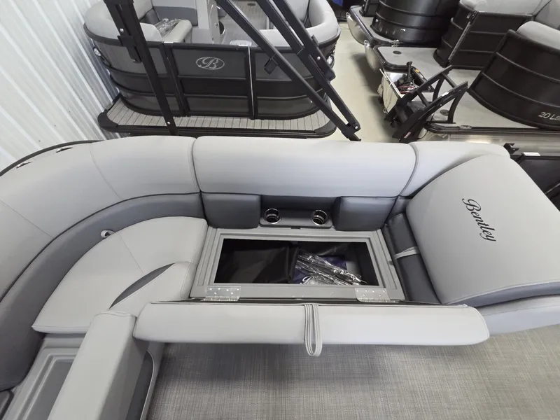 Slide: The Image of Bentley Pontoons LE 160 CR 2026 - 17