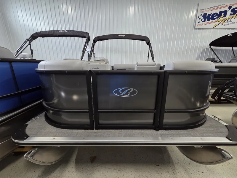 Slide: The Image of Bentley Pontoons LE 160 CR 2026 - 4