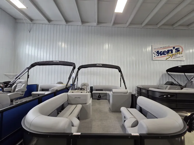 Slide: The Image of Bentley Pontoons LE 160 CR 2026 - 5