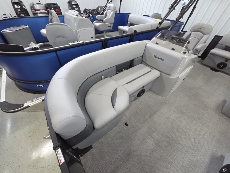 Slide: The Image of Bentley Pontoons LE 160 CR 2026 - 6
