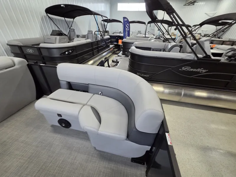 Slide: The Image of Bentley Pontoons LE 160 CR 2026 - 7