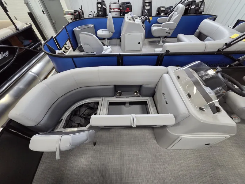 Slide: The Image of Bentley Pontoons LE 160 CR 2026 - 8