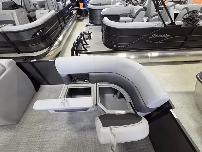 Slide: The Image of Bentley Pontoons LE 160 CR 2026 - 9