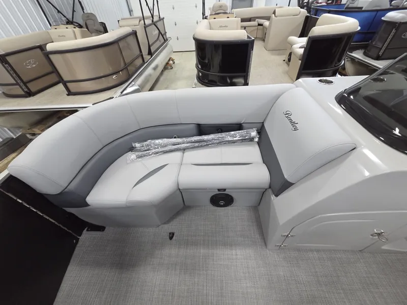 Slide: The Image of Bentley Pontoons Legacy 200 Navigator 2026 - 7