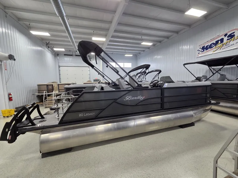 The Image of Bentley Pontoons Legacy 200 Swingback 2026 - 1
