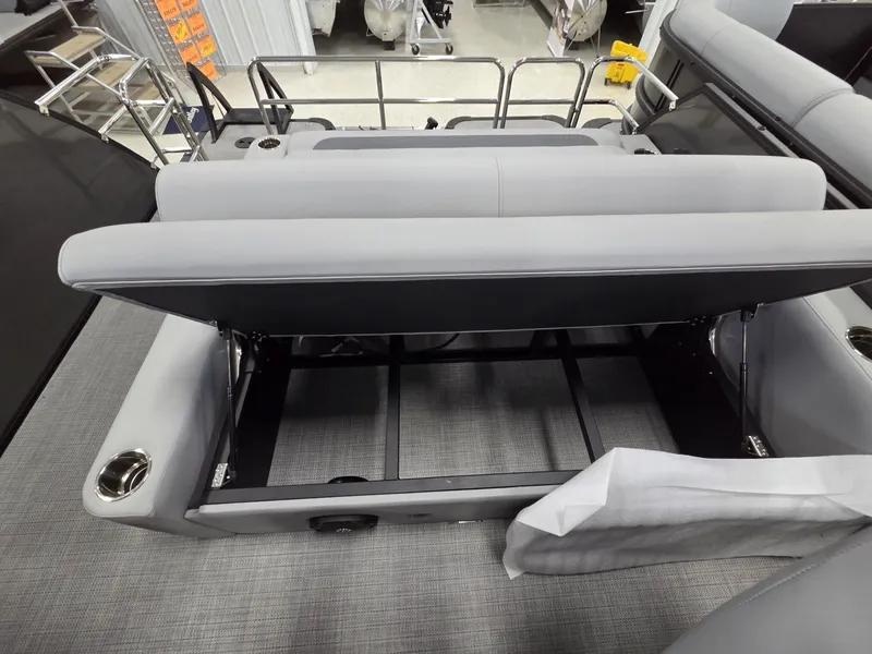 Slide: The Image of Bentley Pontoons Legacy 200 Swingback 2026 - 13