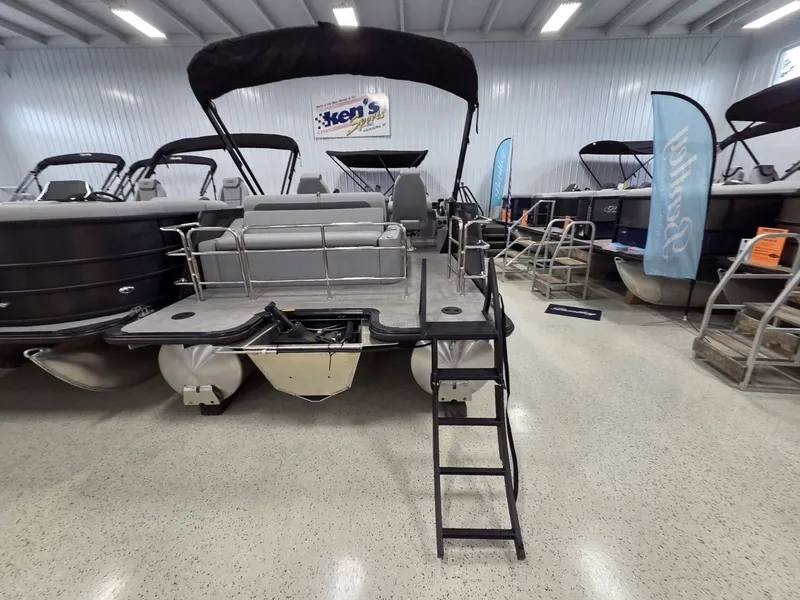 Slide: The Image of Bentley Pontoons Legacy 200 Swingback 2026 - 5