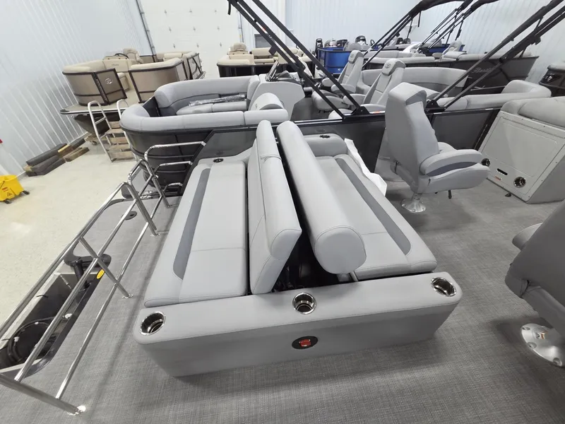 Slide: The Image of Bentley Pontoons Legacy 200 Swingback 2026 - 7