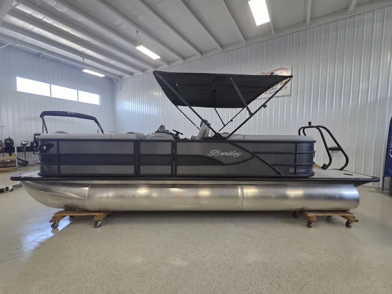 The Image of Bentley Pontoons Legacy 223 Navigator 2026 - 1