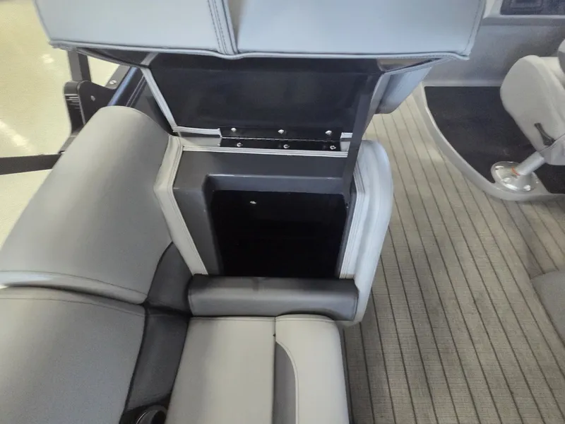 Slide: The Image of Bentley Pontoons Legacy 223 Navigator 2026 - 16