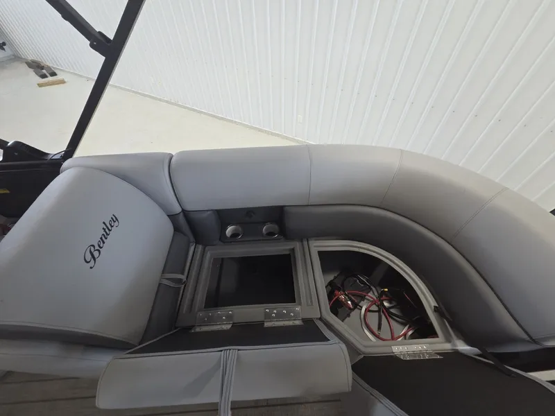 Slide: The Image of Bentley Pontoons Legacy 223 Navigator 2026 - 17