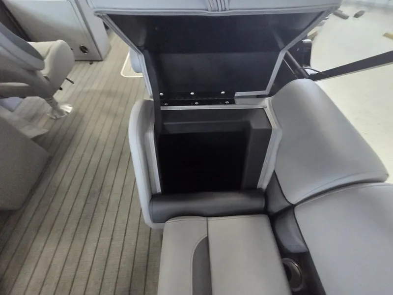 Slide: The Image of Bentley Pontoons Legacy 223 Navigator 2026 - 18
