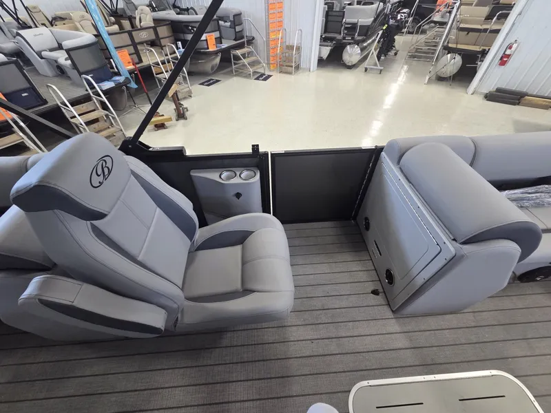 Slide: The Image of Bentley Pontoons Legacy 223 Navigator 2026 - 21