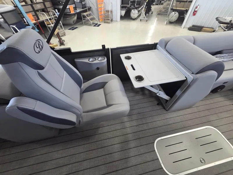 Slide: The Image of Bentley Pontoons Legacy 223 Navigator 2026 - 23
