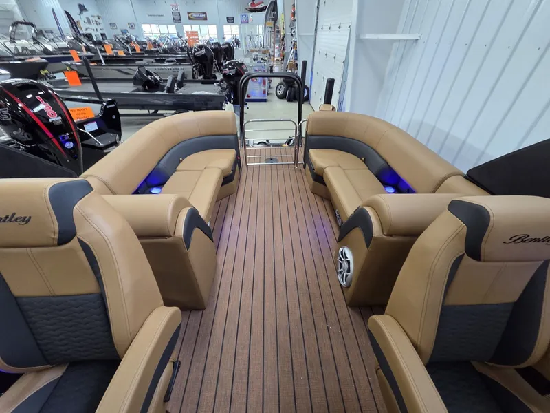 Slide: The Image of Bentley Pontoons Elite 253 Admiral 2026 - 16