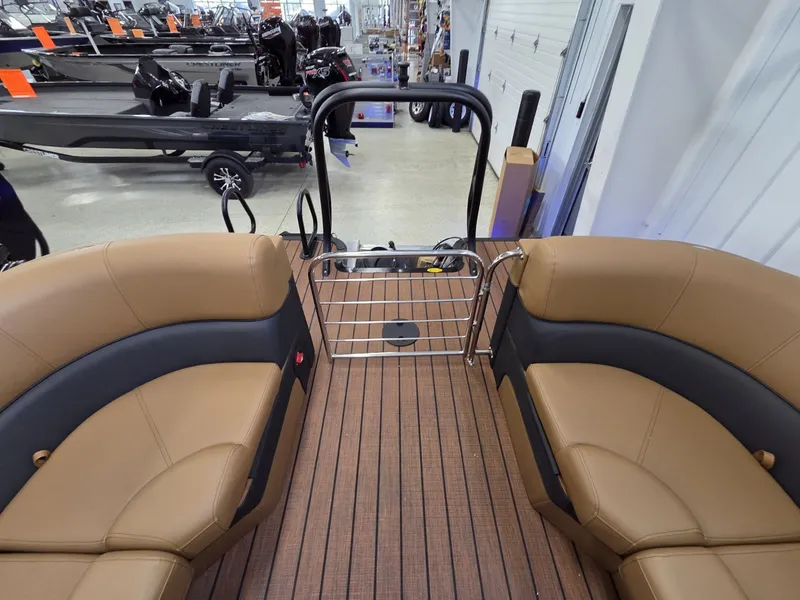Slide: The Image of Bentley Pontoons Elite 253 Admiral 2026 - 19