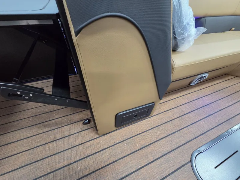 Slide: The Image of Bentley Pontoons Elite 253 Admiral 2026 - 25