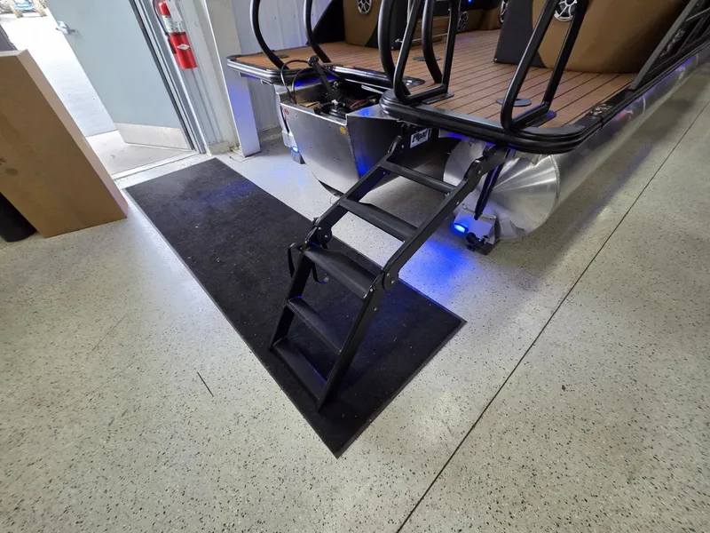 Slide: The Image of Bentley Pontoons Elite 253 Admiral 2026 - 30