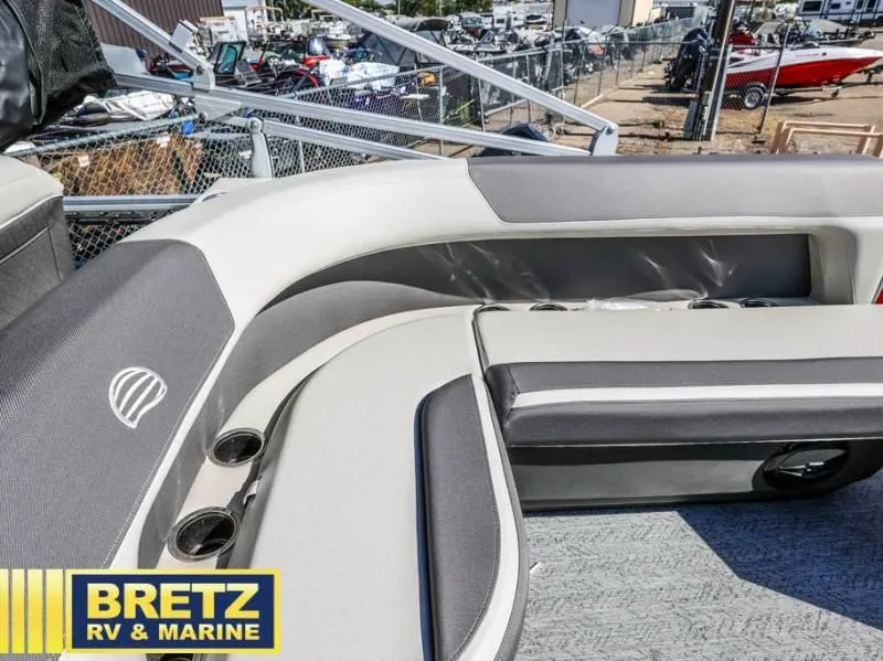 Slide: The Image of Bass Buggy 18 DLX 2026 - 26