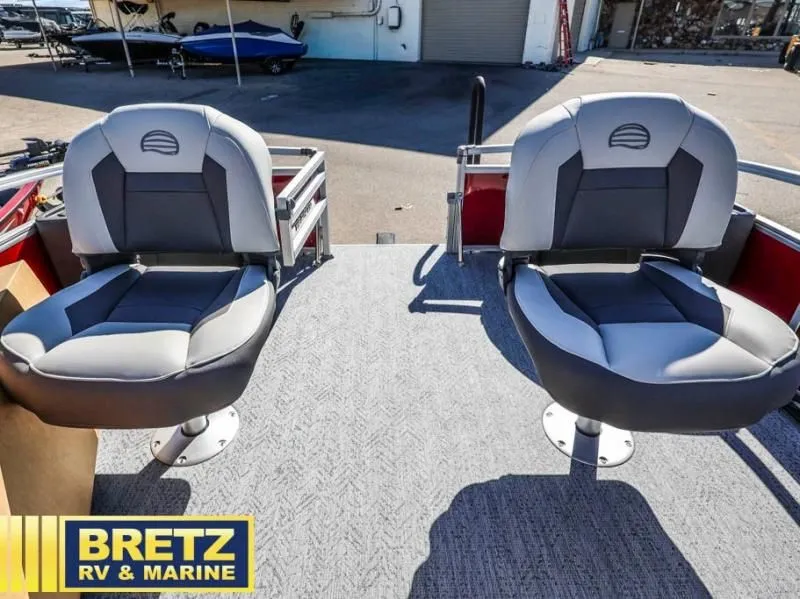 Slide: The Image of Bass Buggy 18 DLX 2026 - 30