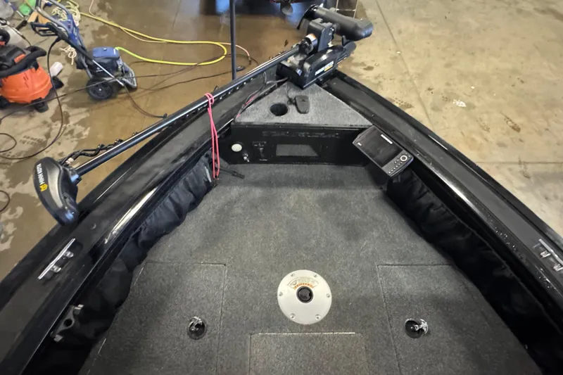 Slide: The Image of Fishfinder on 2019 Tracker Targa V-18 WT boat, featuring Humminbird Helix 7. - 11