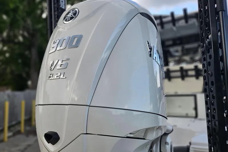 Slide: The Image of 2023 Sea Hunt BX 25 FS with Yamaha 300 V6 4.2L outboard engine. - 4