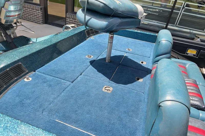 Slide: The Image of 1994 Ranger 482 V boat interior with blue carpet and seating. - 7