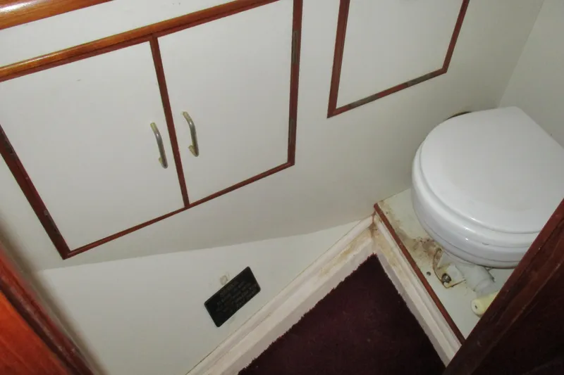 Slide: The Image of Bathroom of 1986 Ocean Alexander 40 Double Cabin. - 42