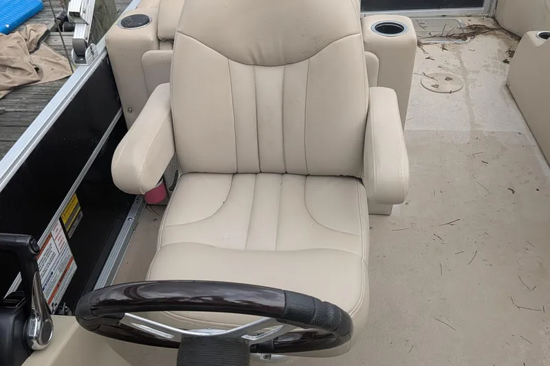 Slide: The Image of Captain's chair and steering wheel on a 2012 Bennington 2574 GCW boat. - 7