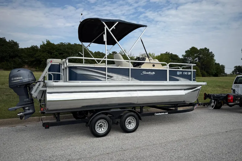 Slide: The Image of 2018 Sweetwater Sunrise 206 F pontoon boat with Yamaha 70 outboard motor. - 34