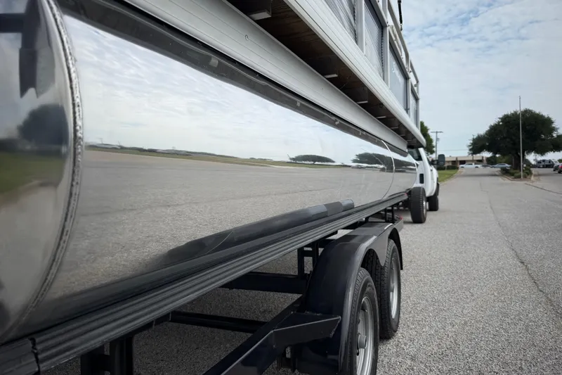 Slide: The Image of Yamaha four-stroke outboard motor on 2018 Sweetwater Sunrise 206 F boat. - 38