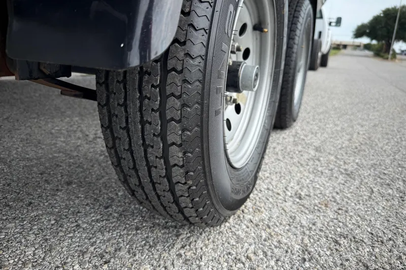 Slide: The Image of Outboard motor of 2018 Sweetwater Sunrise 206 F boat on a trailer. - 39