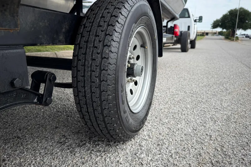 Slide: The Image of 2018 Sweetwater Sunrise 206 F pontoon boat with Yamaha 70 horsepower engine. - 40