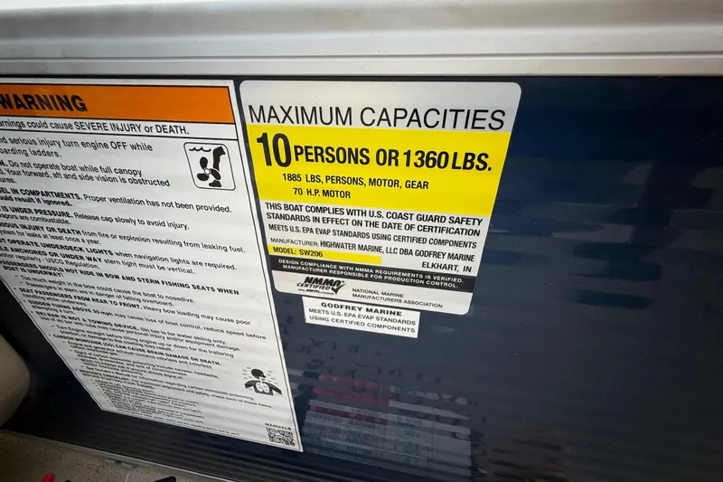 Slide: The Image of Warning label on 2018 Sweetwater Sunrise 206 F boat, showing maximum capacity details. - 77
