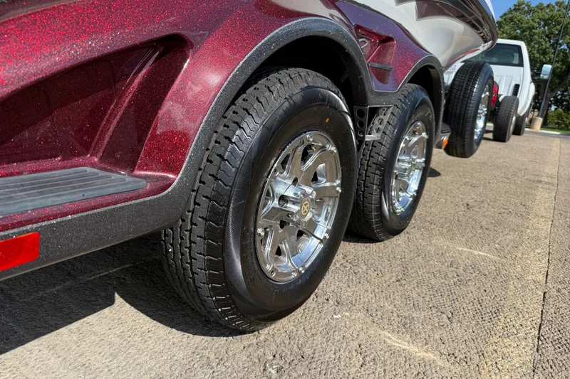 Slide: The Image of Close-up of 2014 Ranger Z520 Comanche boat motor mount and hydraulic system. - 15