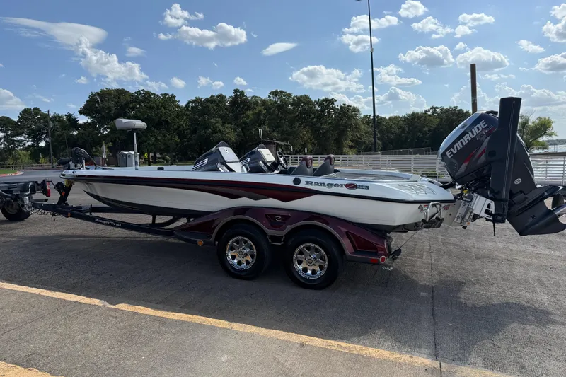 Slide: The Image of Mercury Marine Tempest Plus propeller on 2014 Ranger Z520 Comanche boat near water. - 26