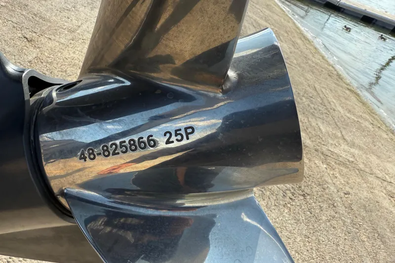 Slide: The Image of 2014 Ranger Z520 Comanche boat with sleek design and comfortable seating. - 32