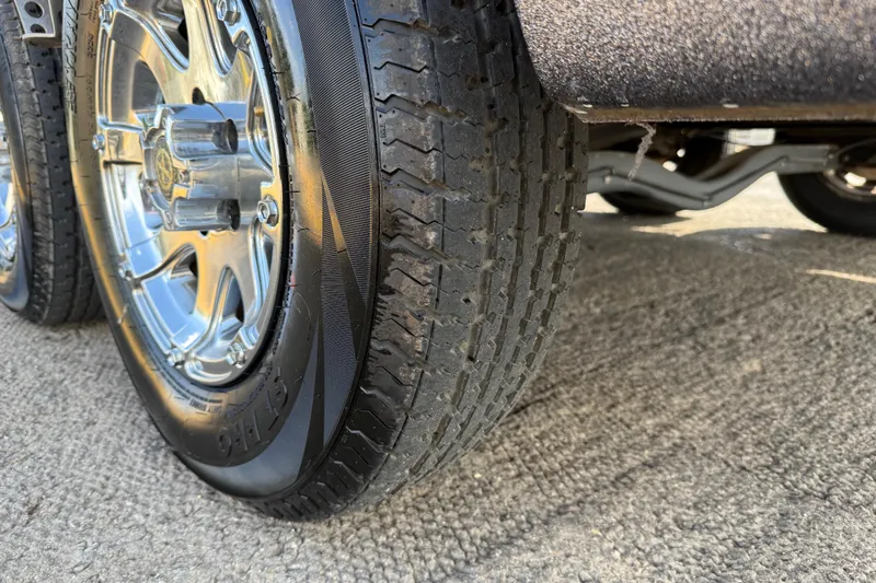 Slide: The Image of 2014 Ranger Z520 Comanche with Evinrude E-TEC outboard motor by the water. - 37