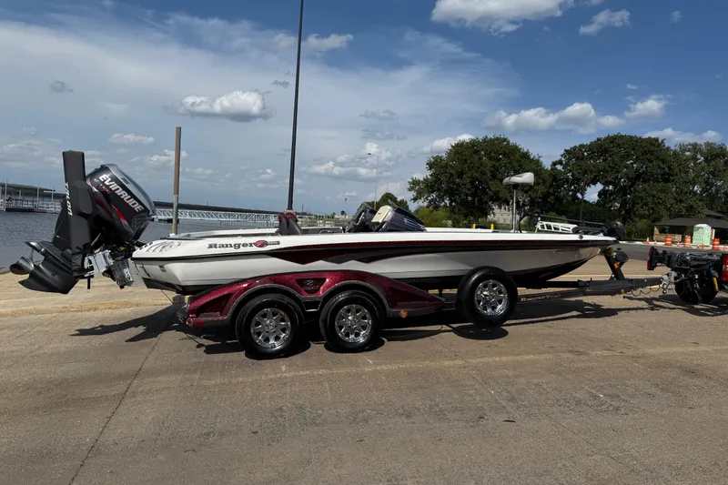 Slide: The Image of 2014 Ranger Z520 Comanche boat with powerful outboard motor and Talon anchors. - 7