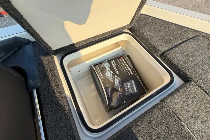 Slide: The Image of 2014 Ranger Z520 Comanche capacity label, max 5 persons or 725 lbs, safety warning. - 71