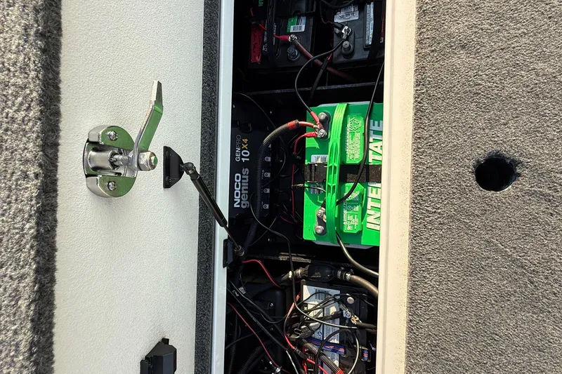 Slide: The Image of Livewell in 2014 Ranger Z520 Comanche boat, water filling through aerator. - 72