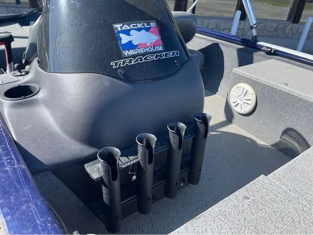 Slide: The Image of Tracker Pro 170 2019 - 10