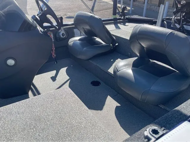 Slide: The Image of Tracker Pro 170 2019 - 7