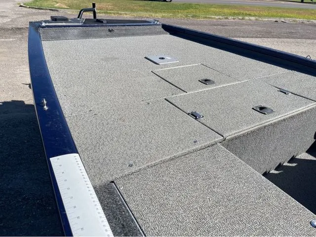 Slide: The Image of Tracker Pro 170 2019 - 8