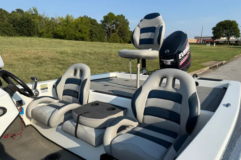 Slide: The Image of 2008 Bee Line 286 Pro Vee boat with Evinrude 150 engine, featuring comfortable seating. - 18